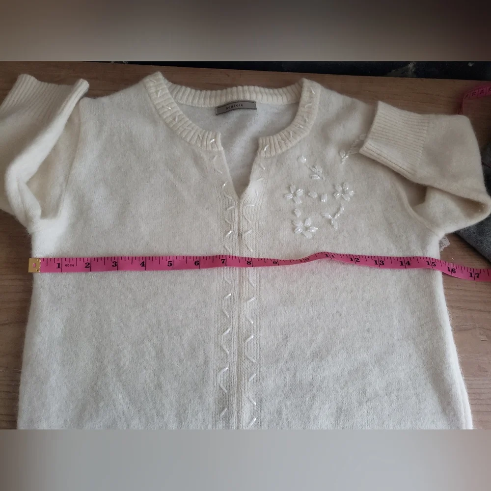 Elegant Cream Cashmere Sweater with Floral Embroidery - Picture 4 of 7